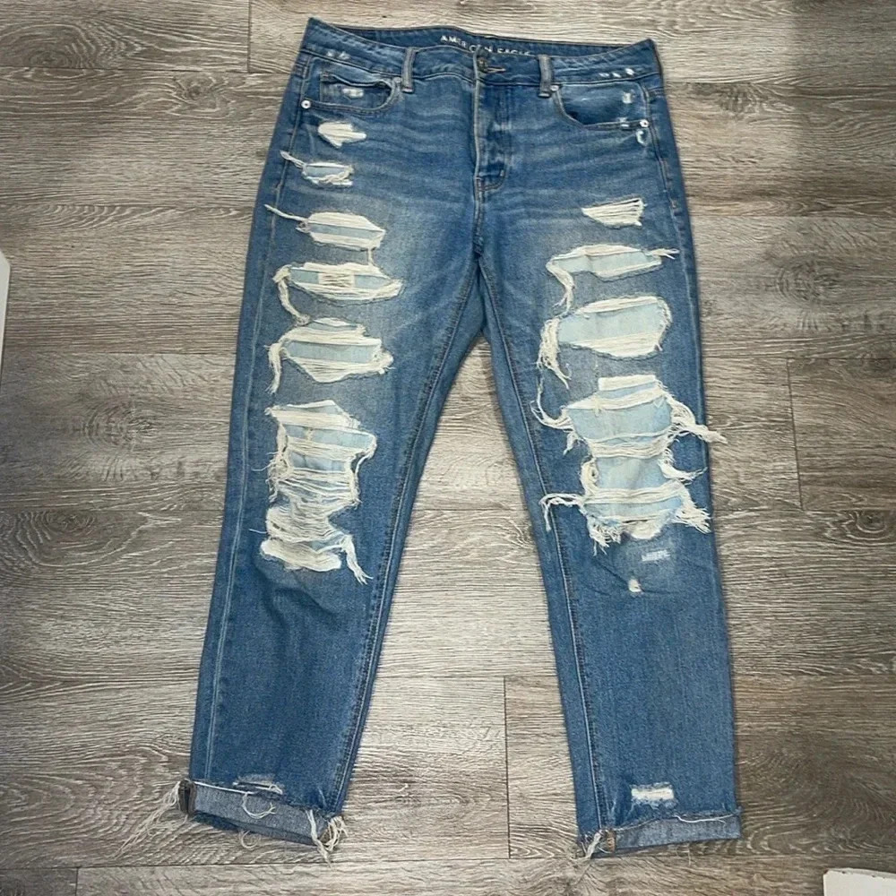 American Eagle Tomgirl distressed denim jeans size 8 medium blue wash